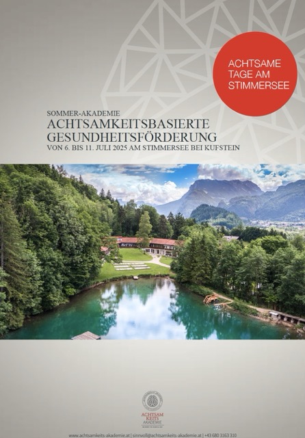 Folder - darauf ein Bild mit dem Stimmersee eingebettet in einer wunderbaren Tiroler Landschaft. Darüber der Titel "Achtsamkeitsbasierte Gesundheitsförderung"