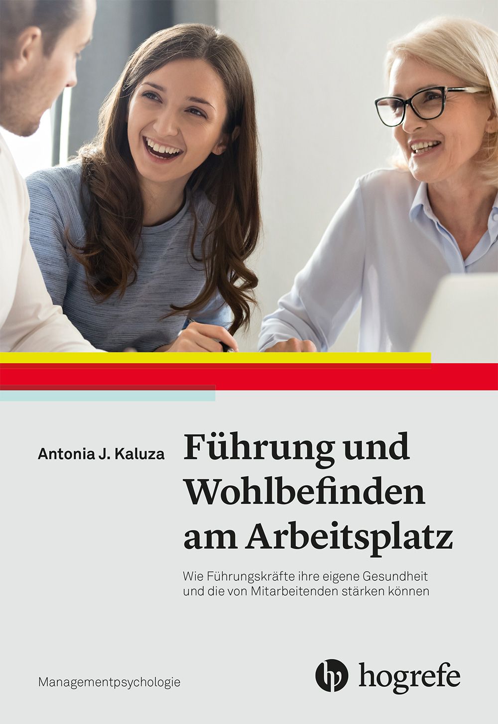 Zwei Frauen und ein Mann unterhalten sich. Darunter der Buchtitel.