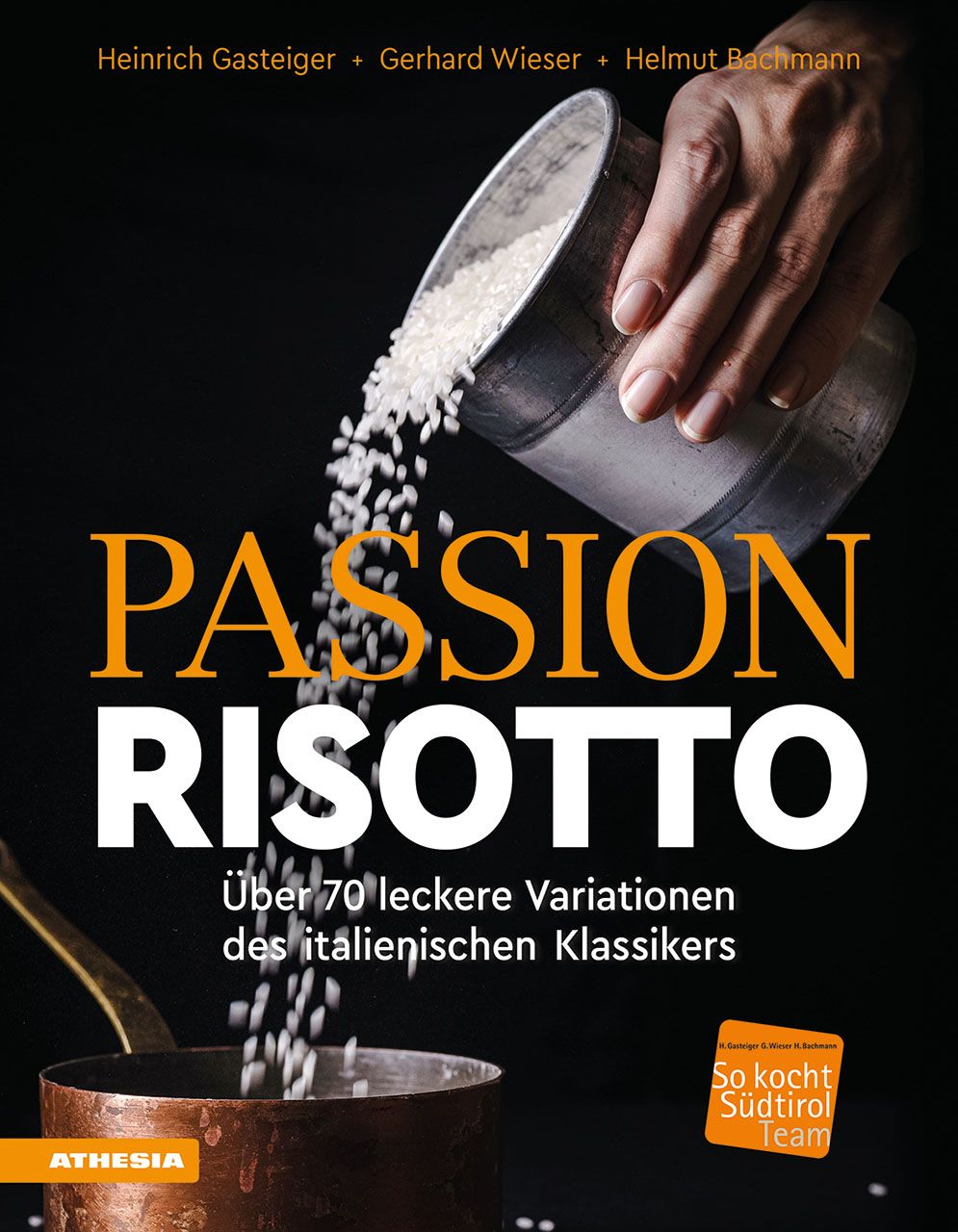 Ein Topf wird mit Reis aus einem anderen Behältnis befüllt. Durch den schwarzen Hintergrund und das Fallen der Körner ergibt sich ein sinnlicher Eindruck. Darüber steht der Buchtitel "Passion Risotto"